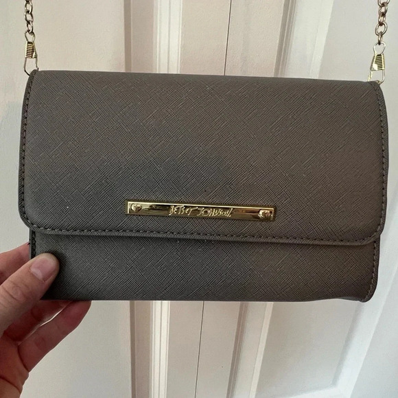 Betsy Johnson small bag. Gray and gold chain. - Picture 2 of 6